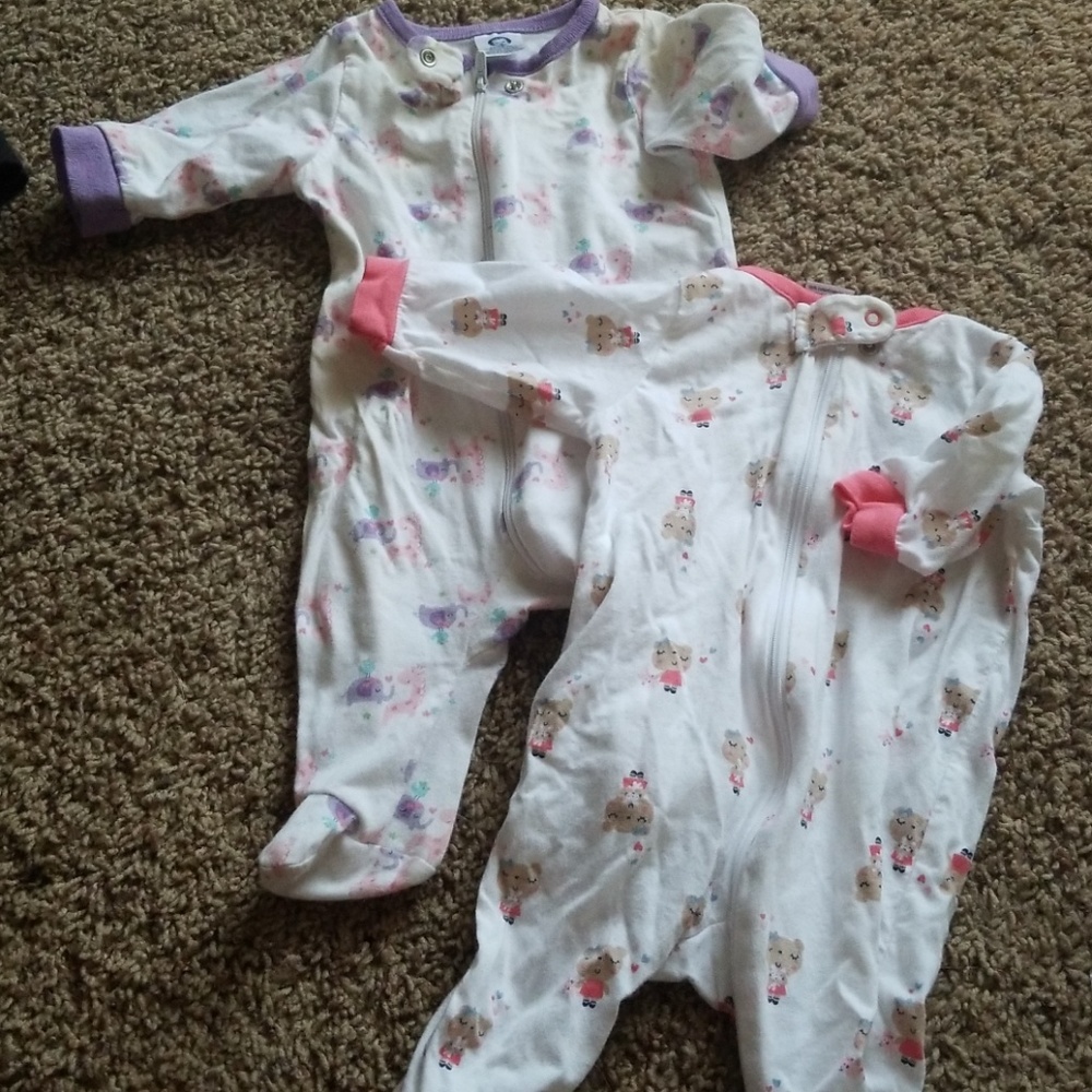 👶🍼2 footie pjs